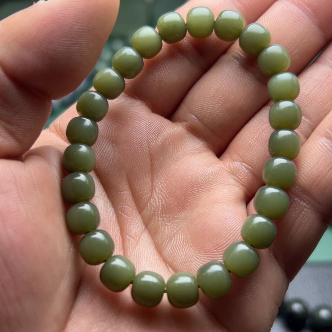 和田玉手链未镶嵌沙枣青豆青卡8