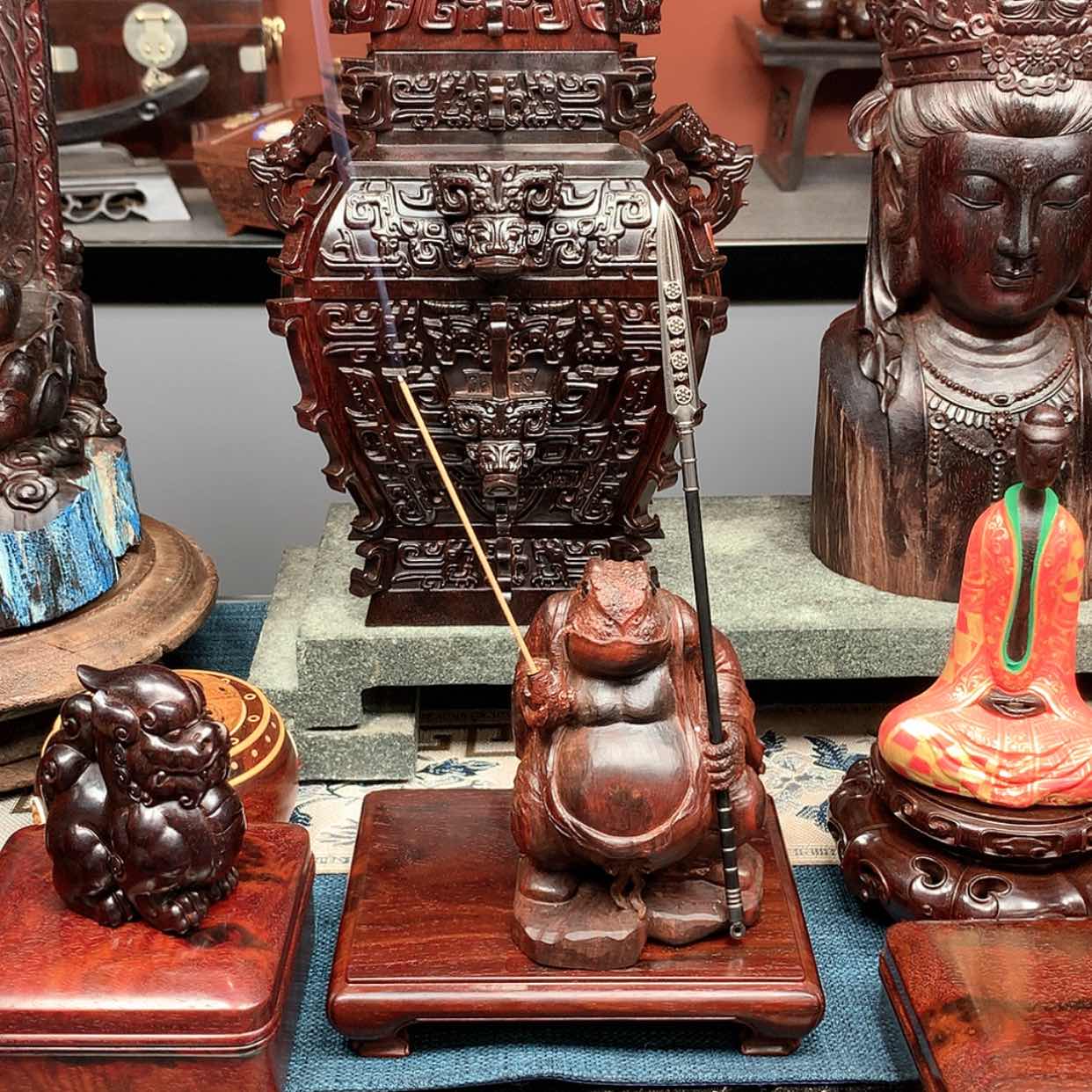 【闪购商品】紫檀木类成套家具今****？