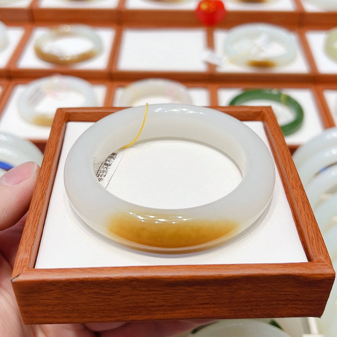 和田玉未镶嵌手镯且末一口糖