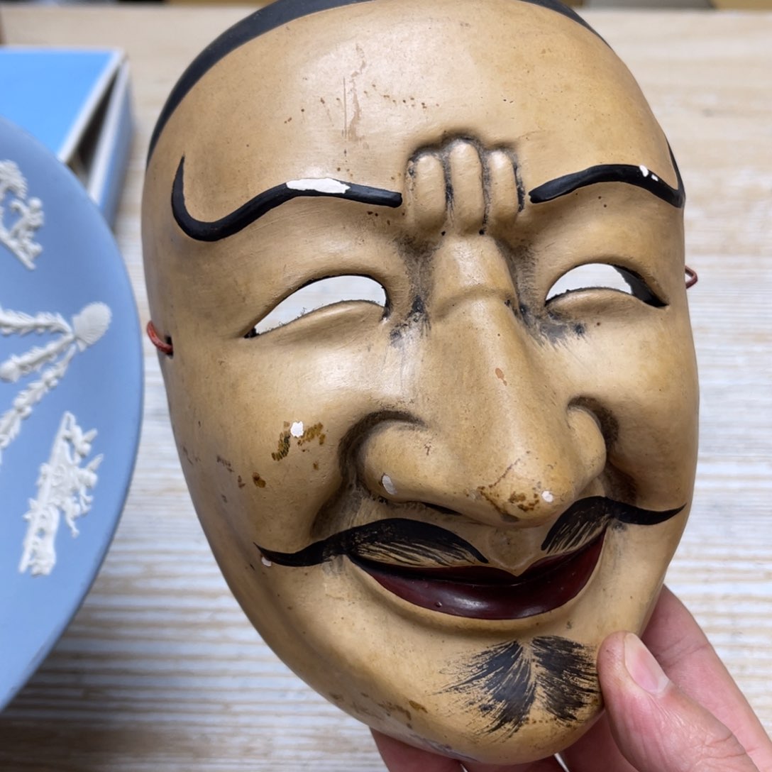 瓷片龍****彫密密麻麻地排列着