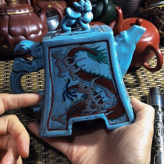 紫砂茶壶原矿泥料手工制作的紫砂壶。