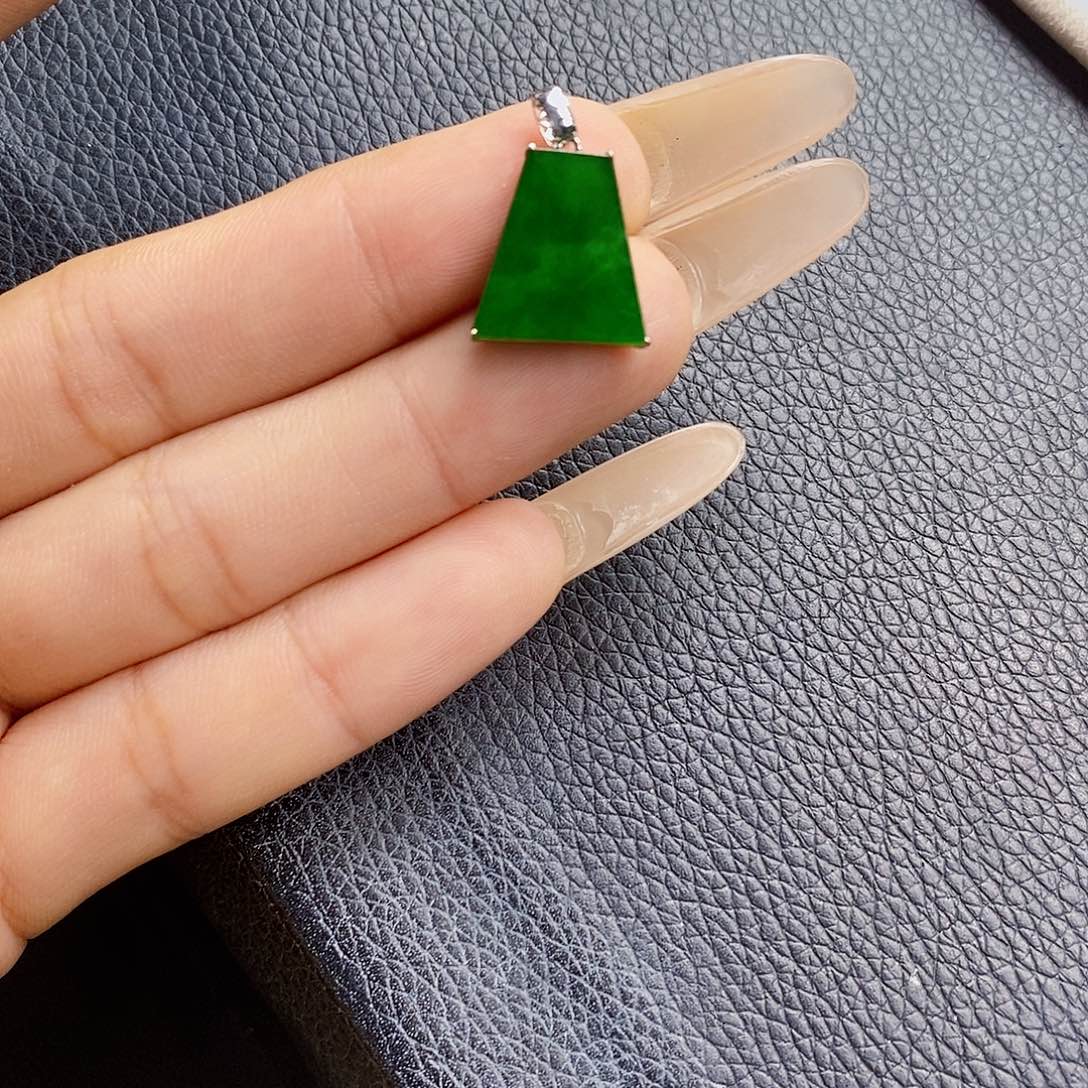 翡翠18K金镶嵌颈饰翡翠