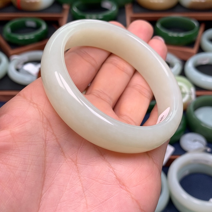 和田玉手镯未镶嵌