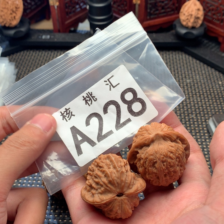 文玩核桃吊坠血麒麟