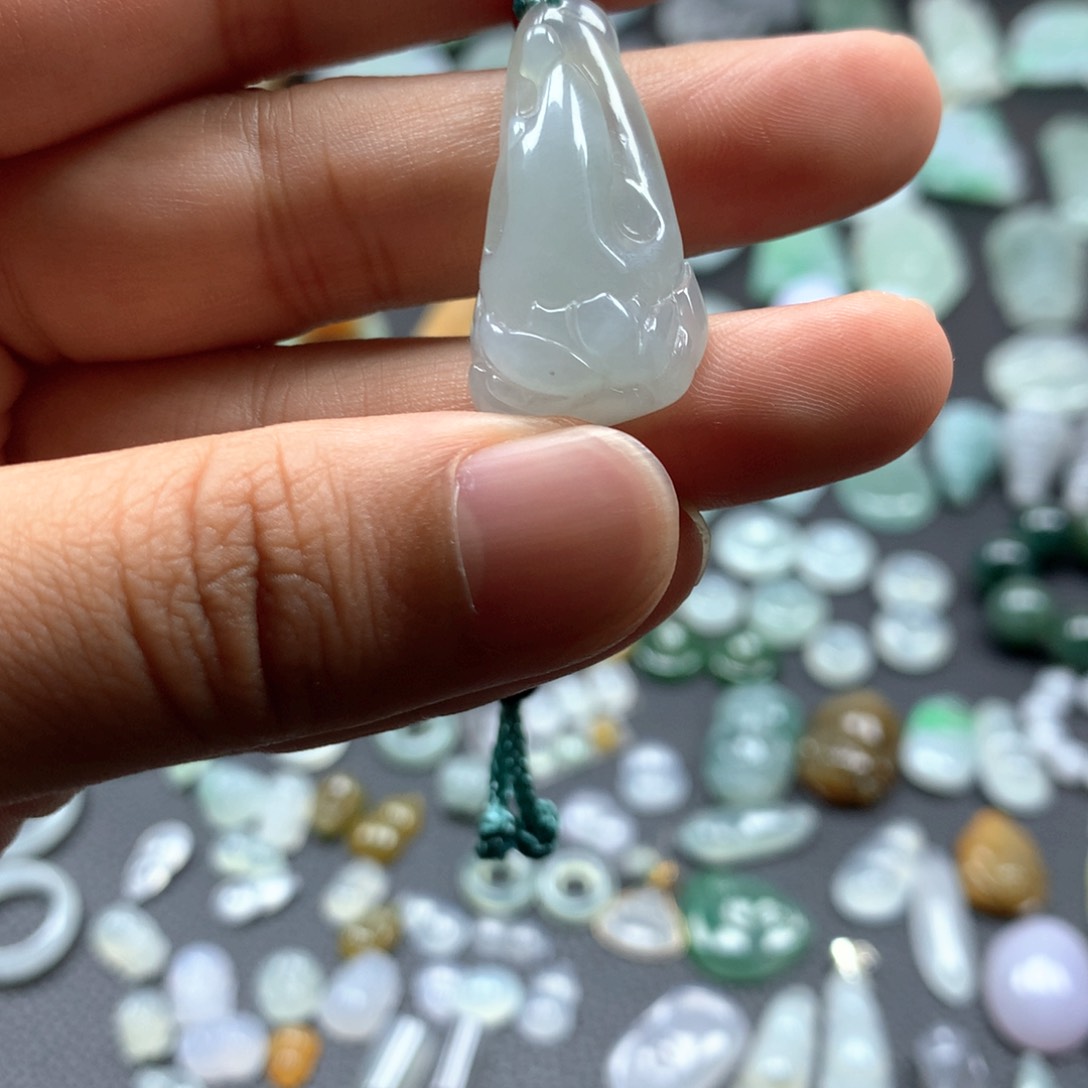 翡翠未镶嵌颈饰悟道