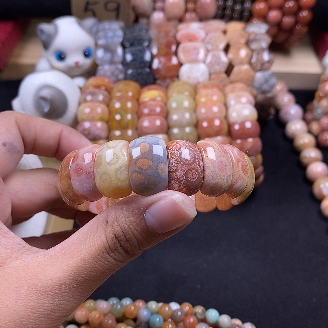 硅化珊瑚（珊瑚玉）手牌未镶嵌一****?