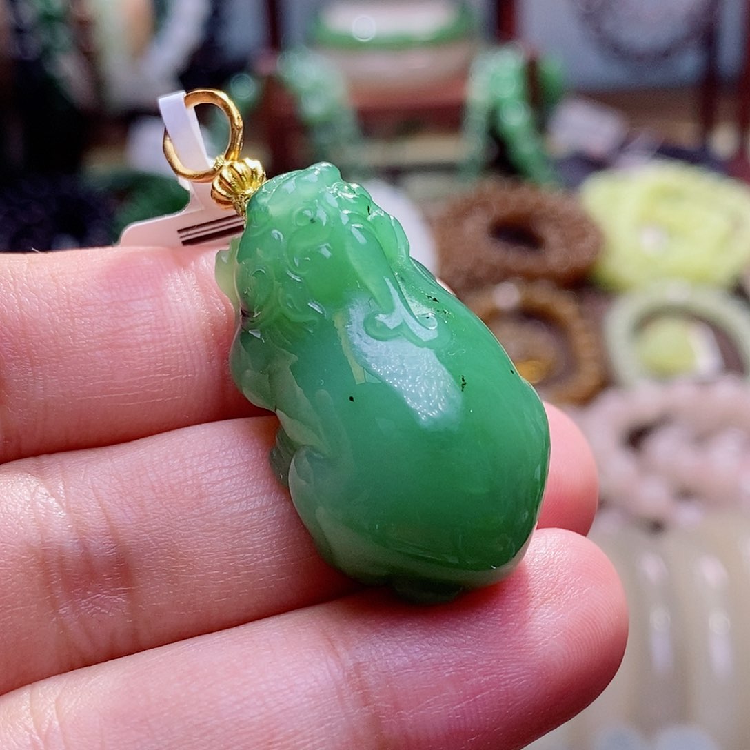 和田玉未镶嵌颈饰乌兰海老矿料高冰猕猴桃貔貅吊坠