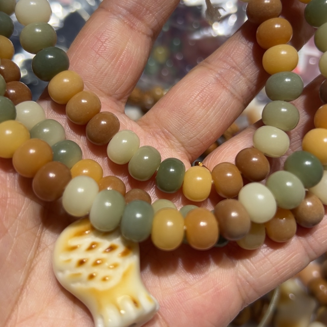 杨***梅未镶嵌水晶颈饰手串