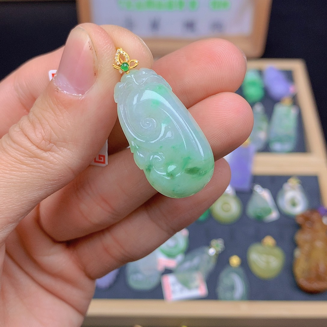 翡翠颈饰18K金镶嵌翡翠