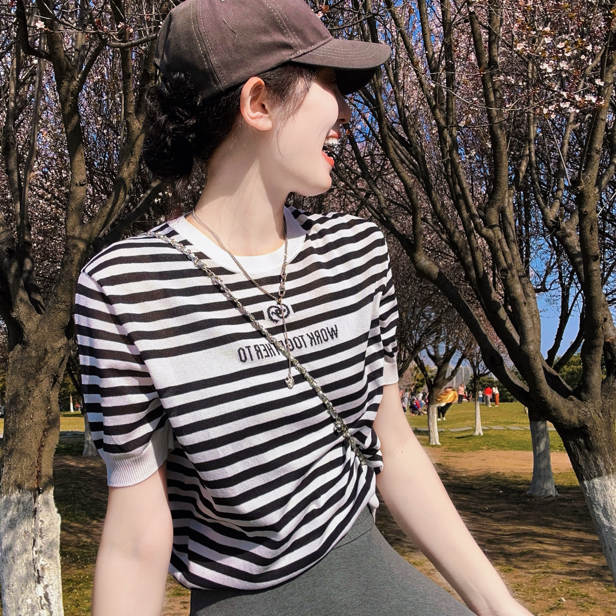 GIRDEAR/哥弟春装新款黑纹针织短袖字母嵌花设计舒适上衣138018