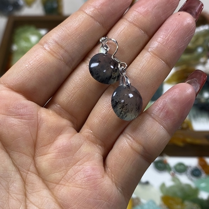 蛇纹石玉未镶嵌耳饰