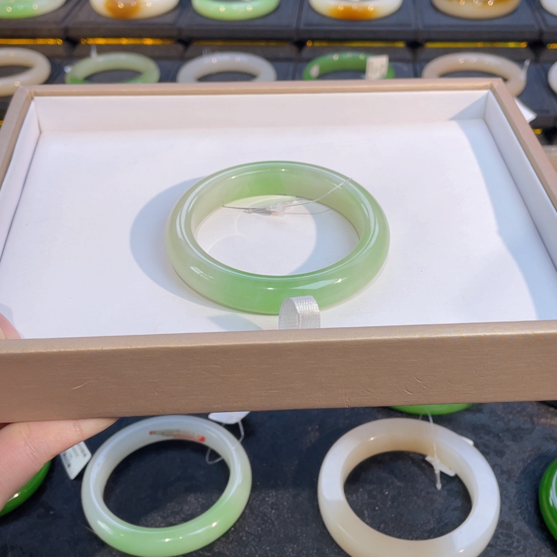 和田玉手镯未镶嵌子**贝