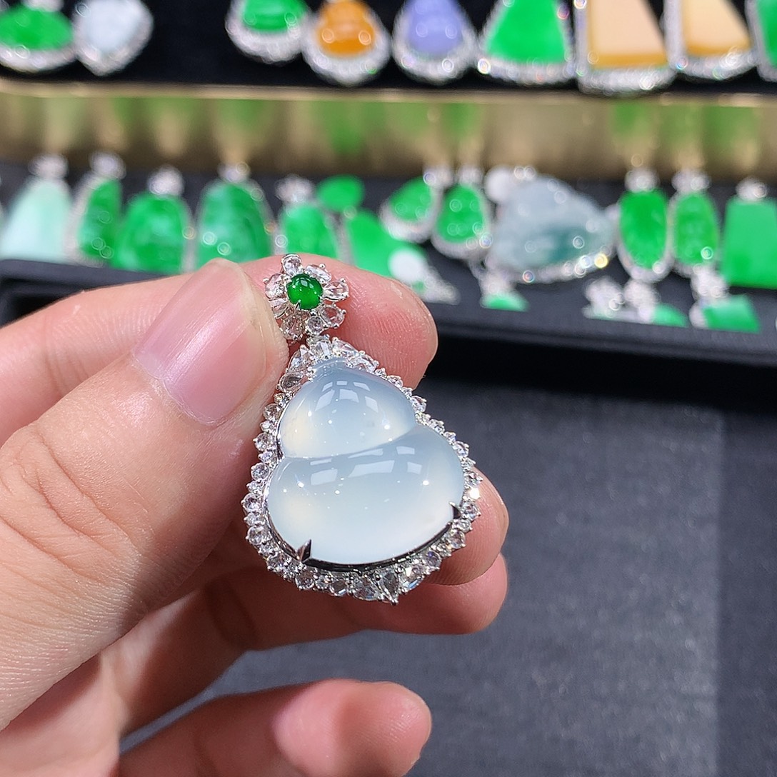 翡翠18K金镶嵌颈饰