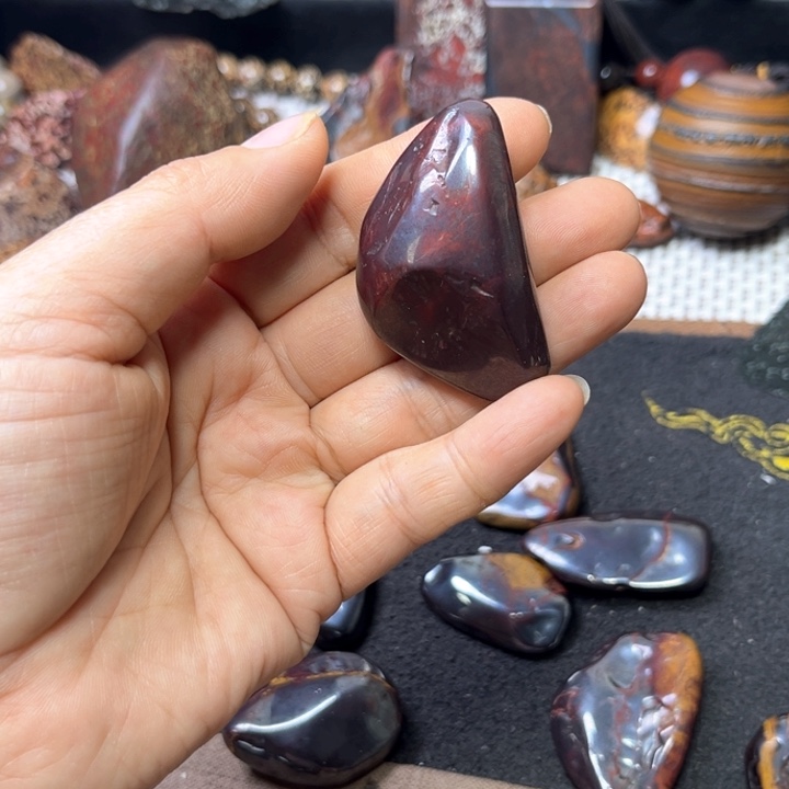 *****石英石纯铜红色原石