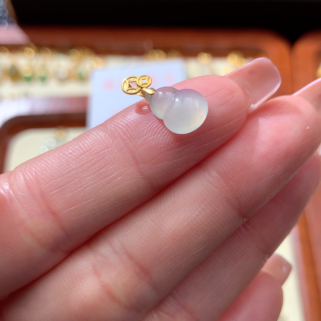 翡翠颈饰18K金镶嵌翡翠