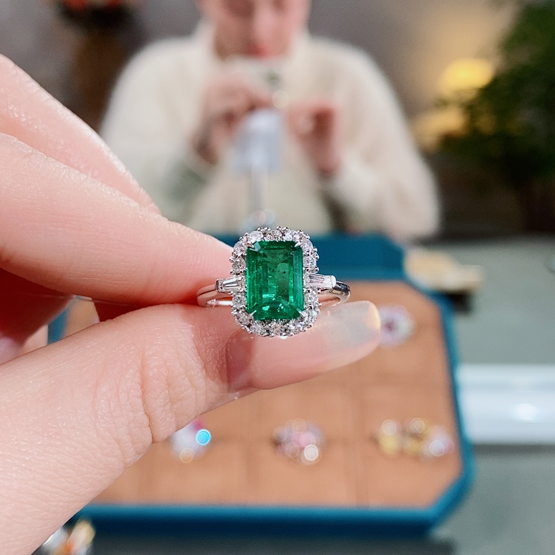 祖母绿戒指18K金镶嵌1.78ct