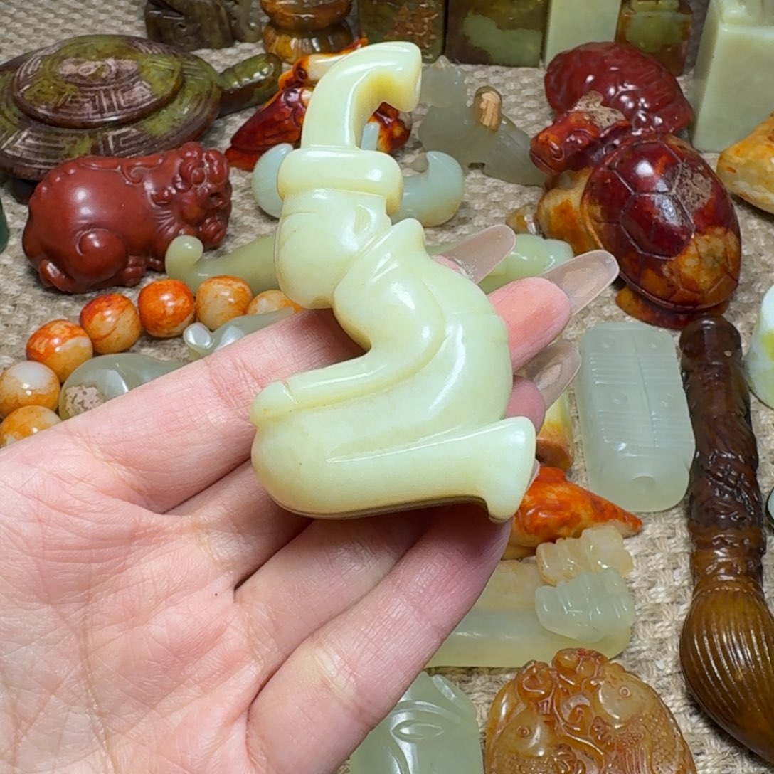 蛇纹石玉未镶嵌颈饰