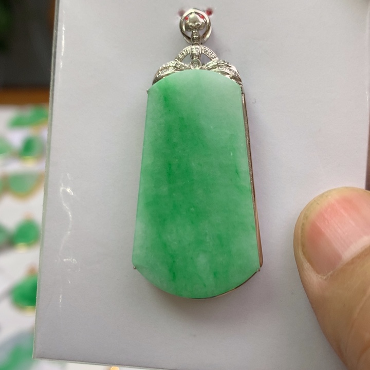 翡翠颈饰18K金镶嵌翡翠