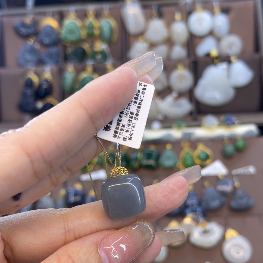 和田玉吊坠18K金镶嵌