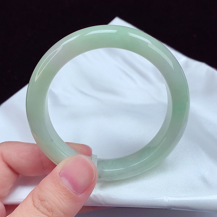 翡翠手镯未镶嵌翡翠