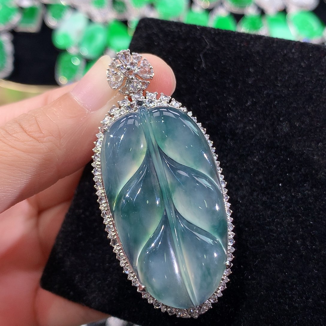 翡翠18K金镶嵌颈饰