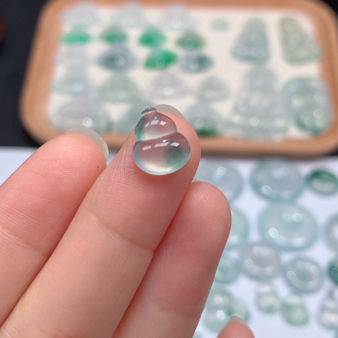 翡翠颈饰未镶嵌高冰飘花葫芦