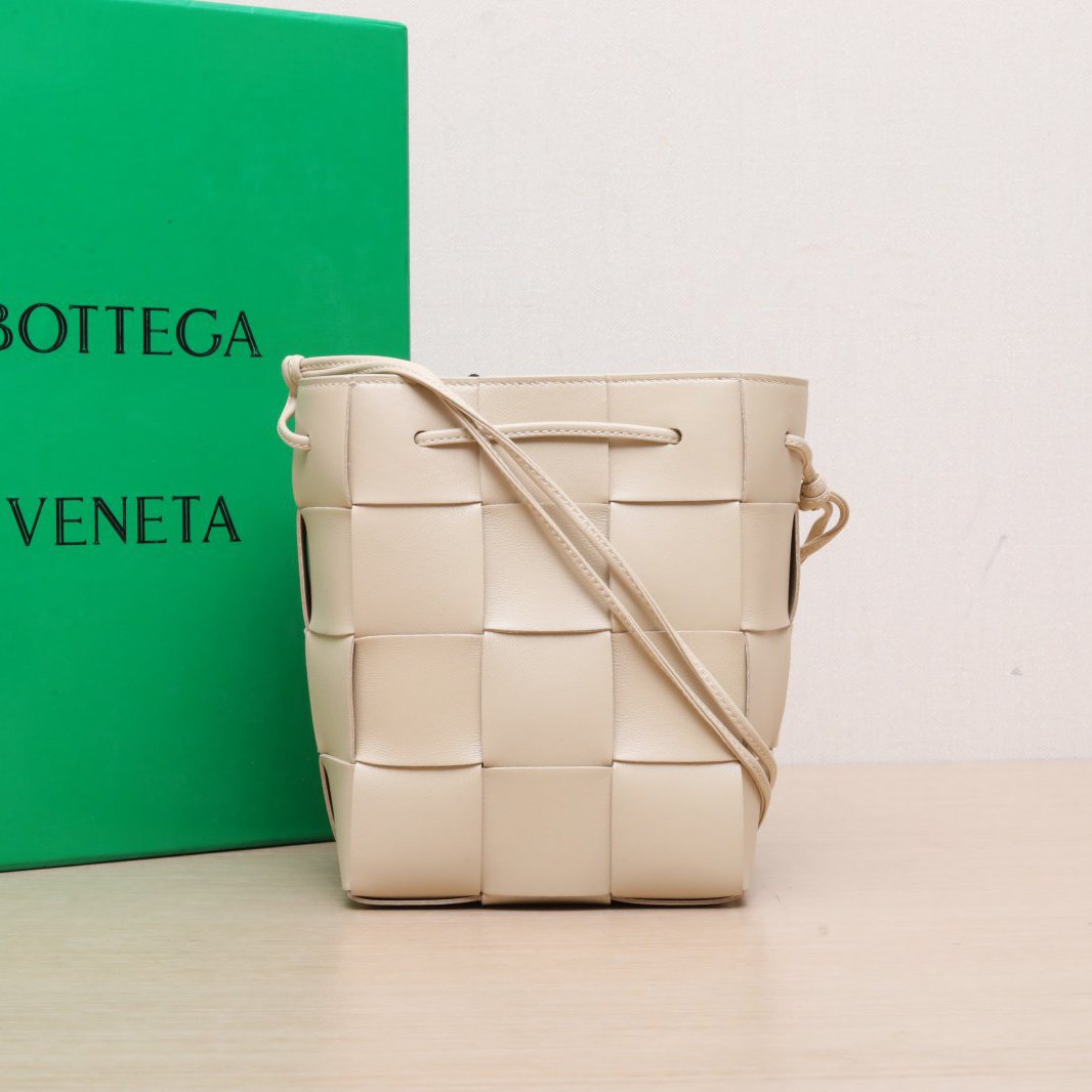99新 BOTTEGA VENETA/葆蝶家 【娇活动】米色 皮革S 水桶包77236