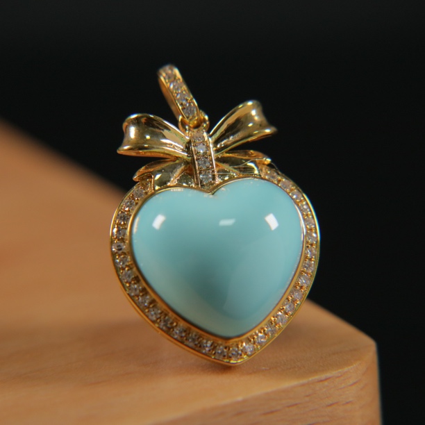 原矿绿松石18K爱心吊坠，裸石13×12×6mm，总重3.9g