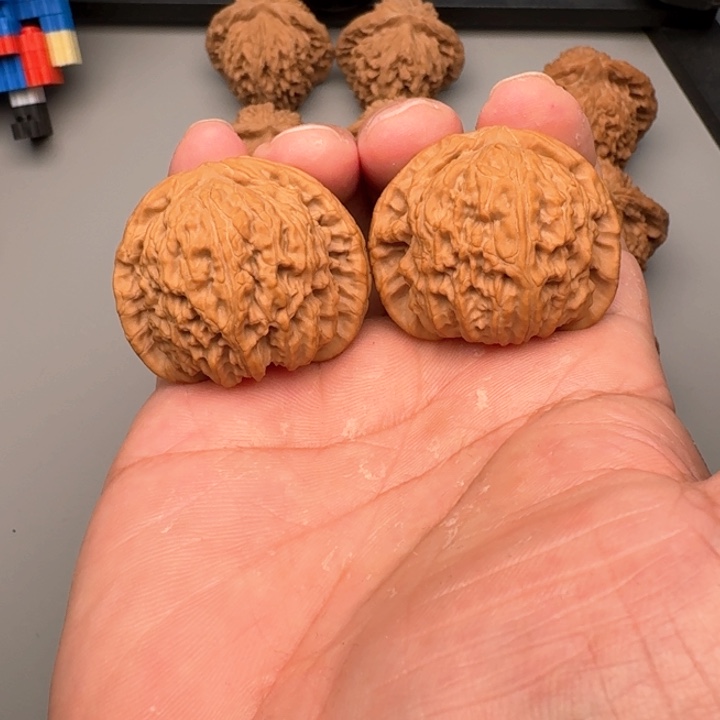 文玩核桃把件山地白狮子