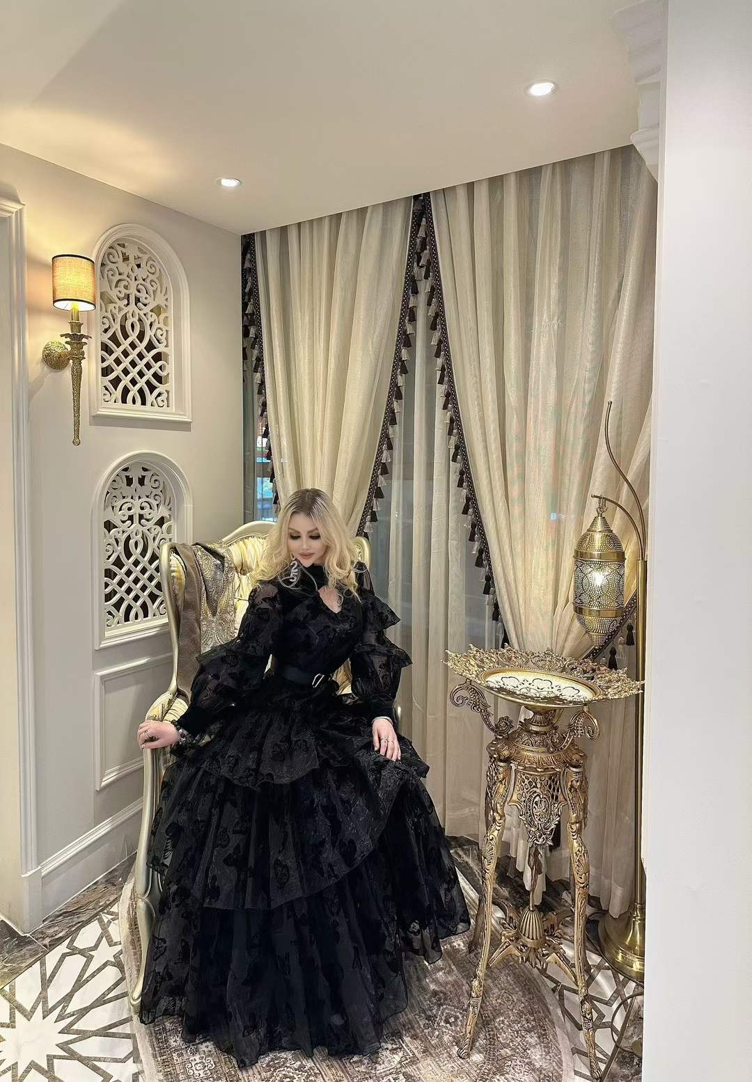 立领长裙刺绣荷叶边款