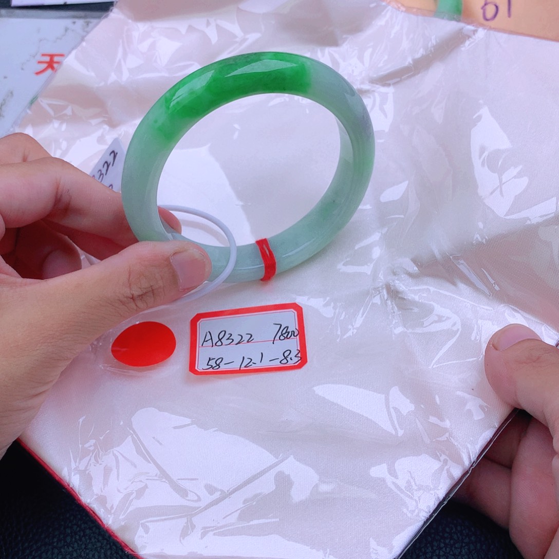 翡翠手镯未镶嵌我