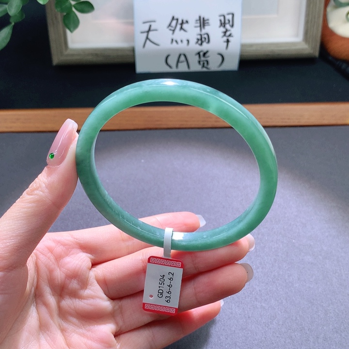 翡翠手镯未镶嵌天然翡翠手镯