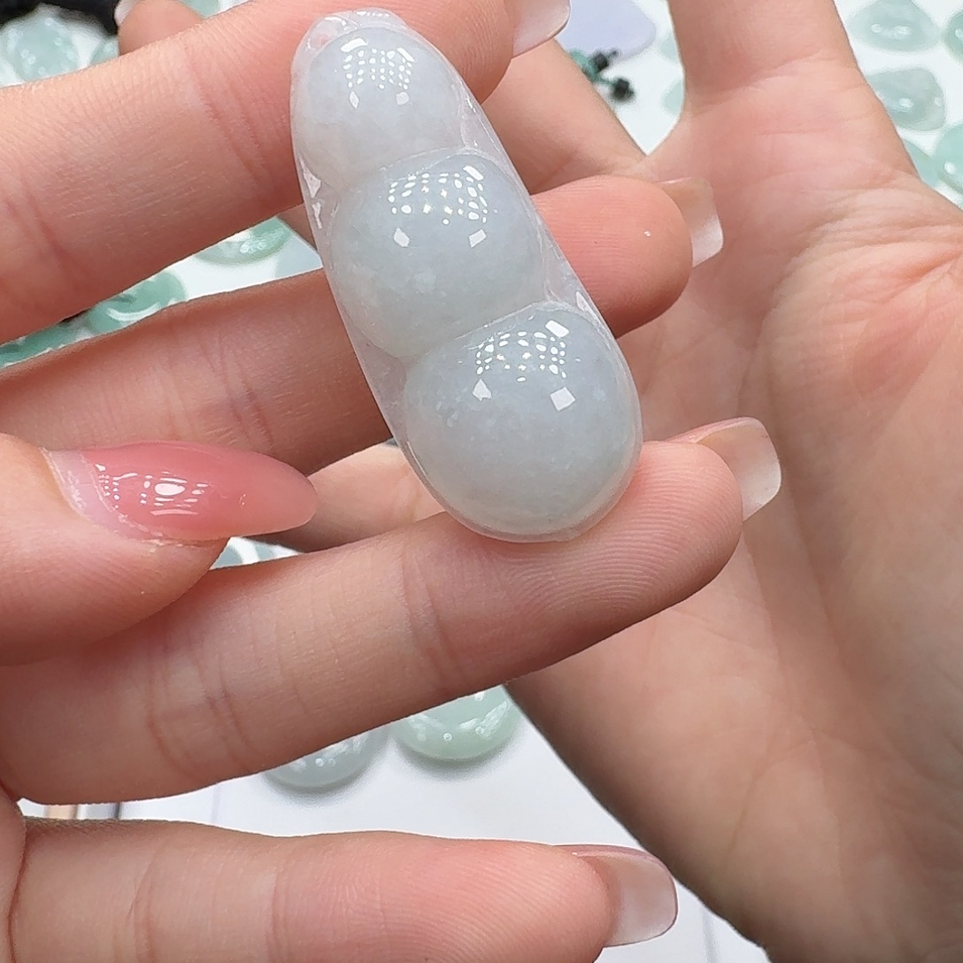 翡翠未镶嵌颈饰多样性发其一豆子