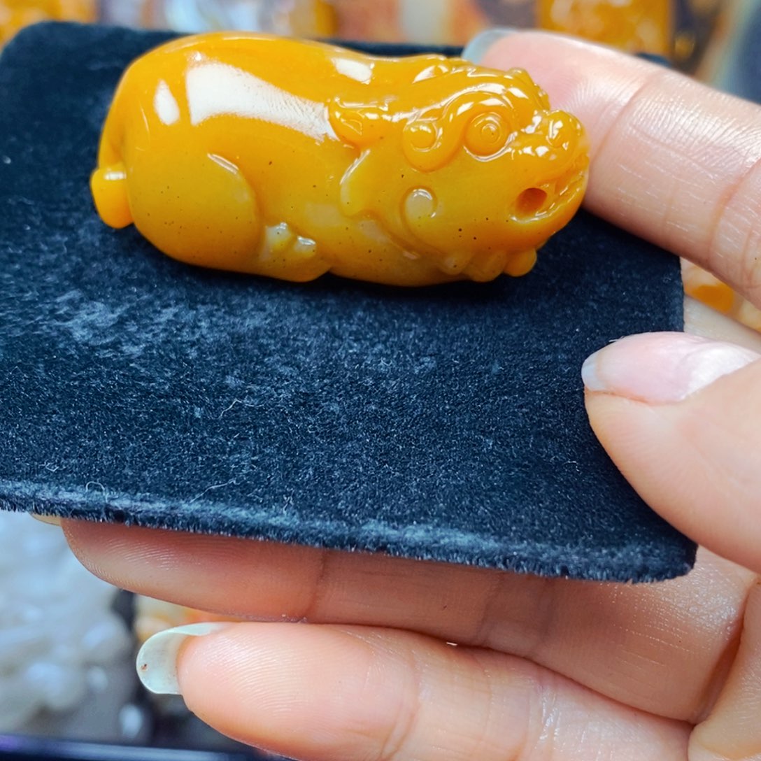 未镶嵌石英质玉（黄龙玉）颈饰