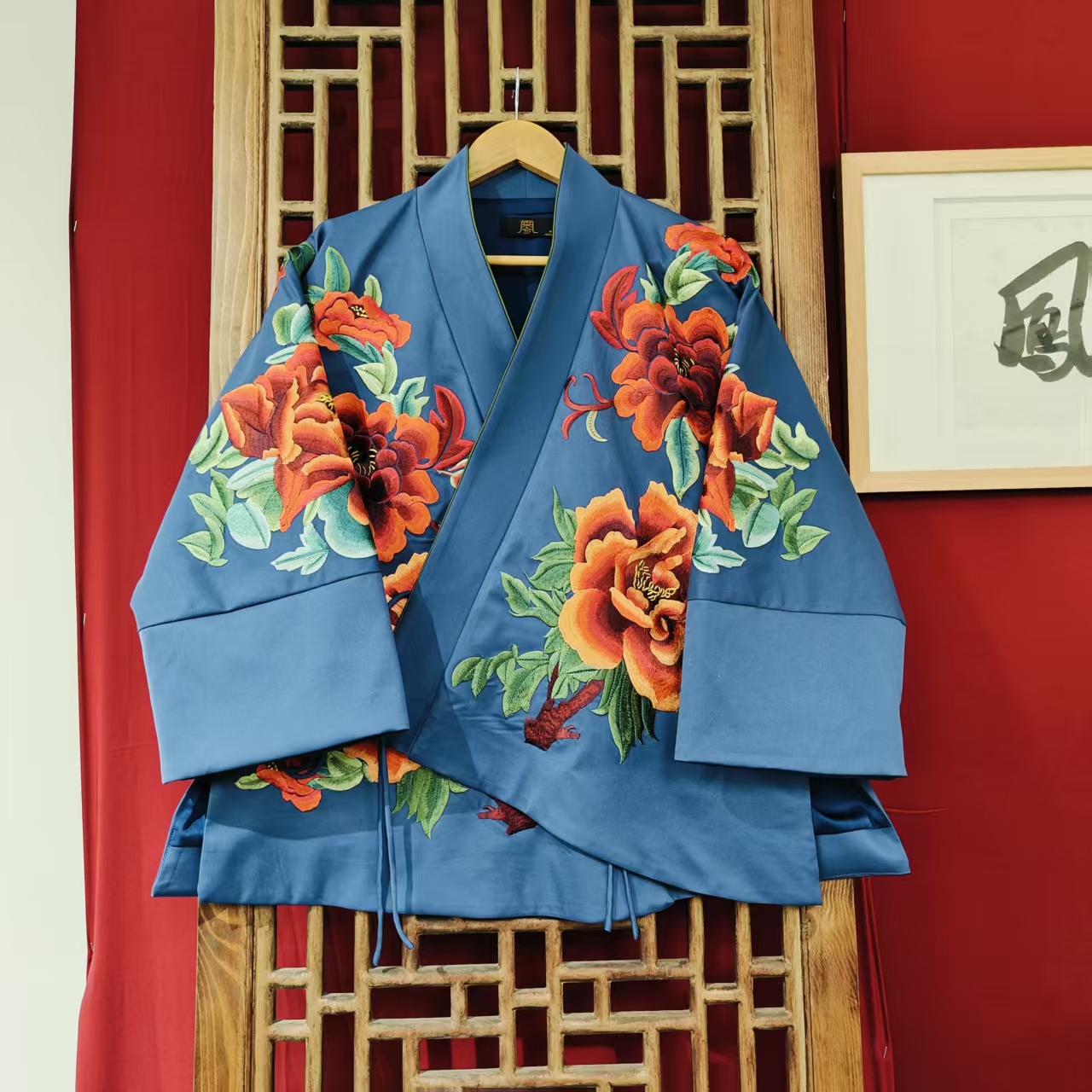 （LS786-4）凤徕兮私人定制蓝紫色光板底红牡丹花刺绣斜襟系绳上衣