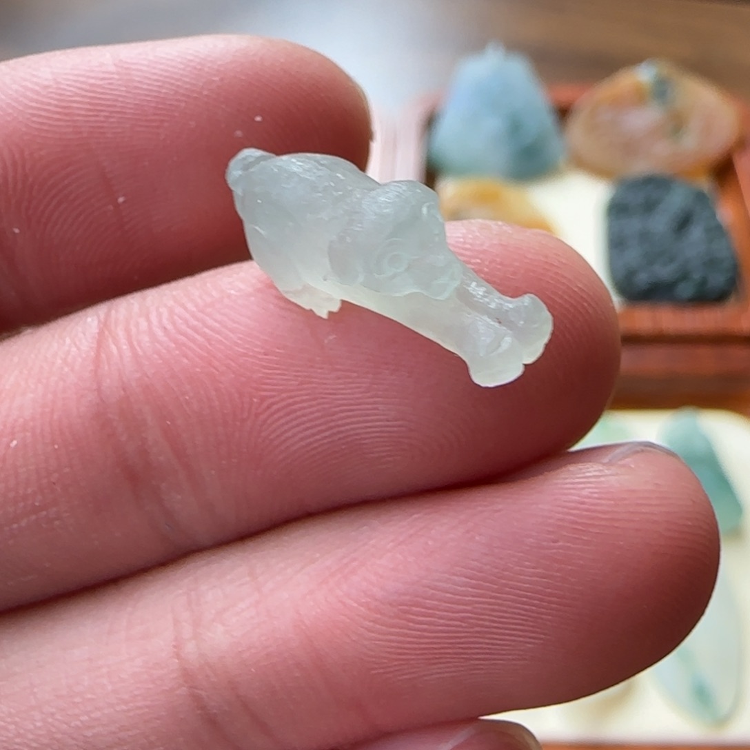 定制翡翠未镶嵌小狗