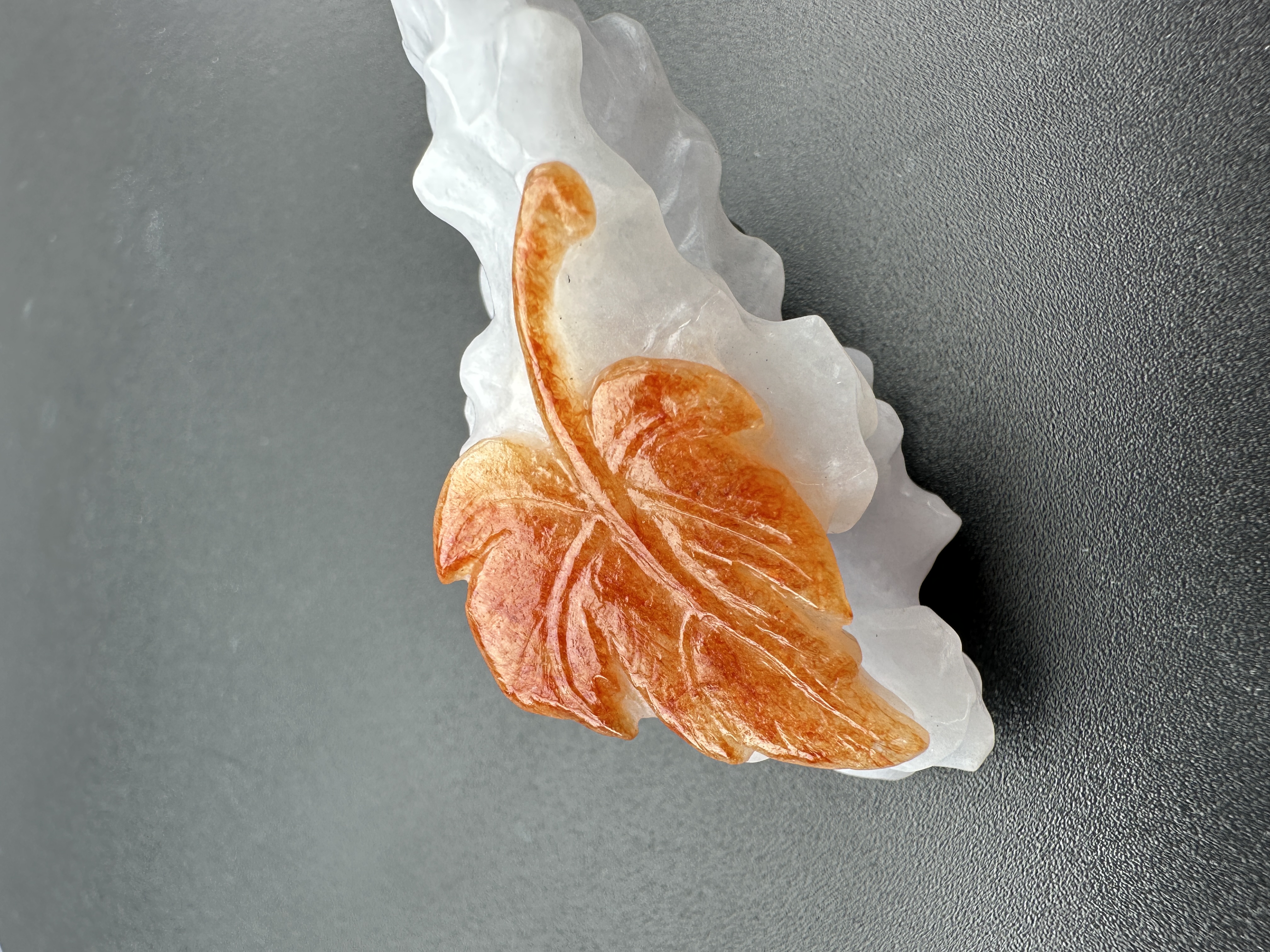 老料翡翠特色俏雕一叶知秋(规格：63×22×20mm)
