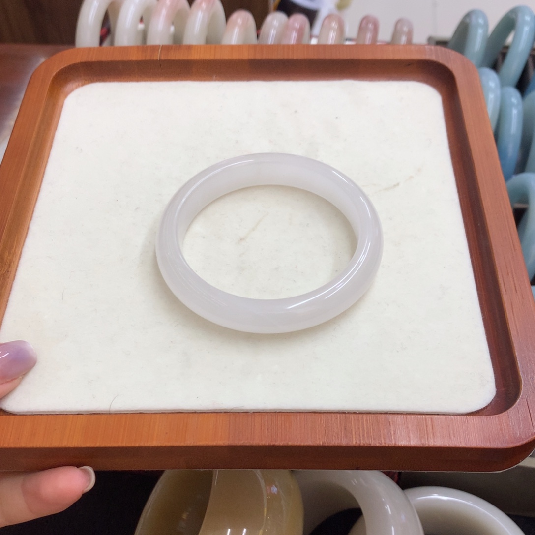 张****石英质玉未镶嵌手镯