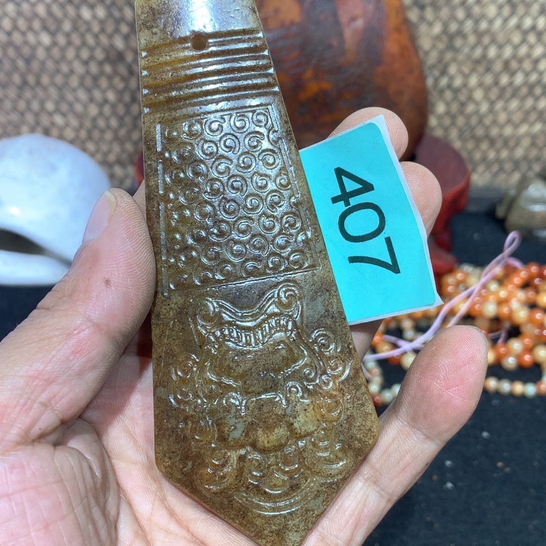 透闪石-蛇纹石玉未镶嵌颈饰