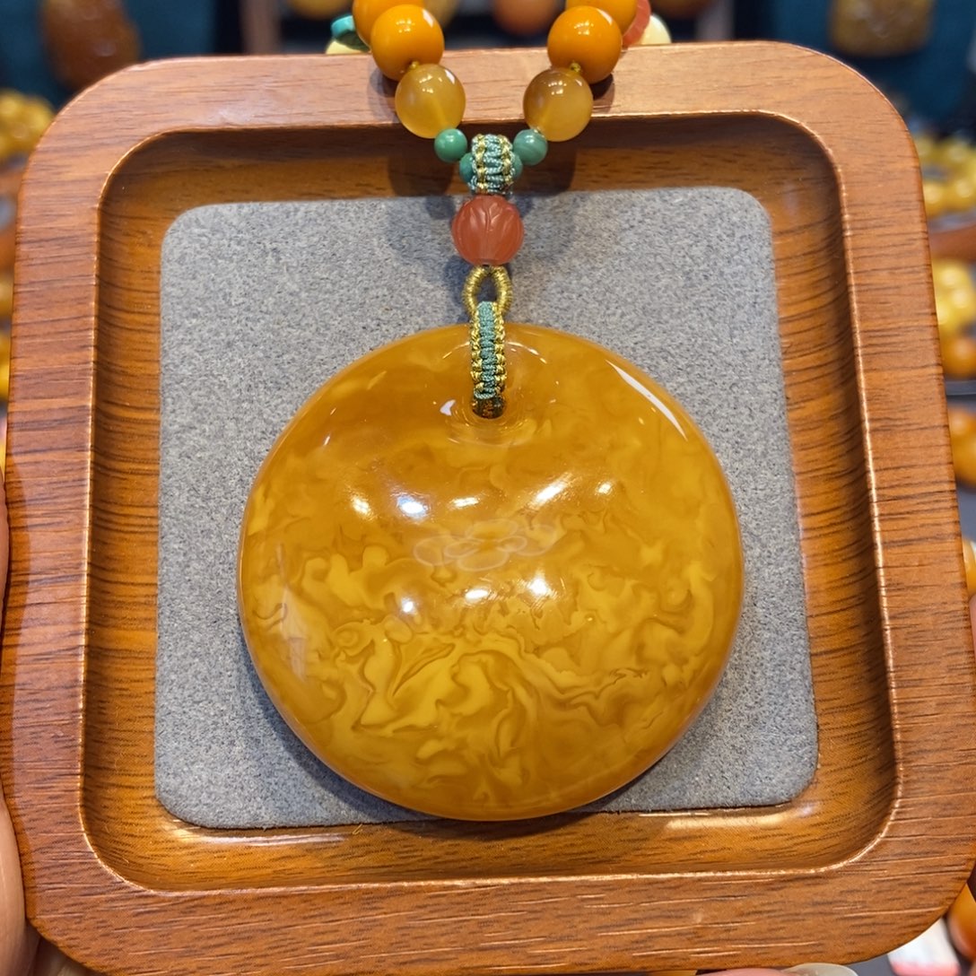 琥珀未镶嵌颈饰蜜蜡