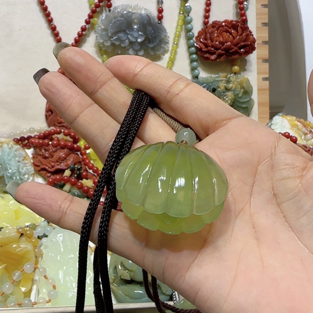 未镶嵌蛇纹石玉吊坠小**碟