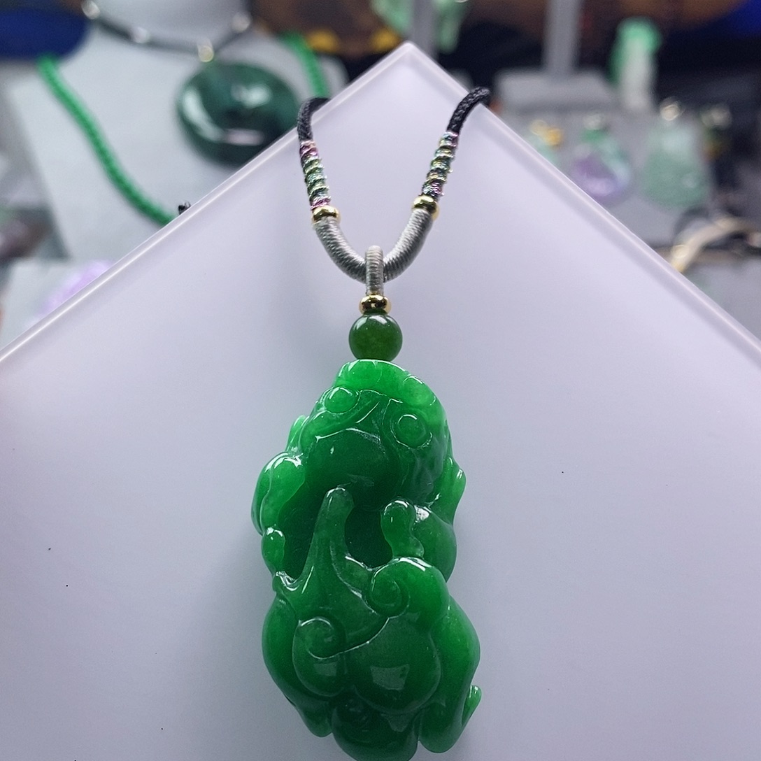 翡翠未镶嵌吊坠(赠链)