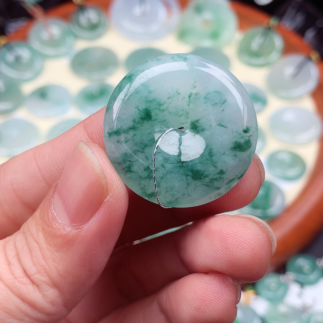 翡翠颈饰未镶嵌平安扣