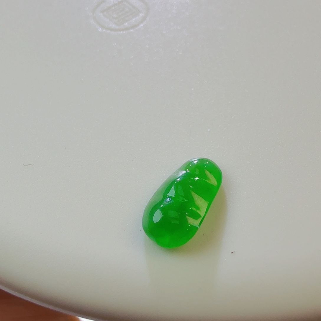 翡翠裸石浓阳绿豆子