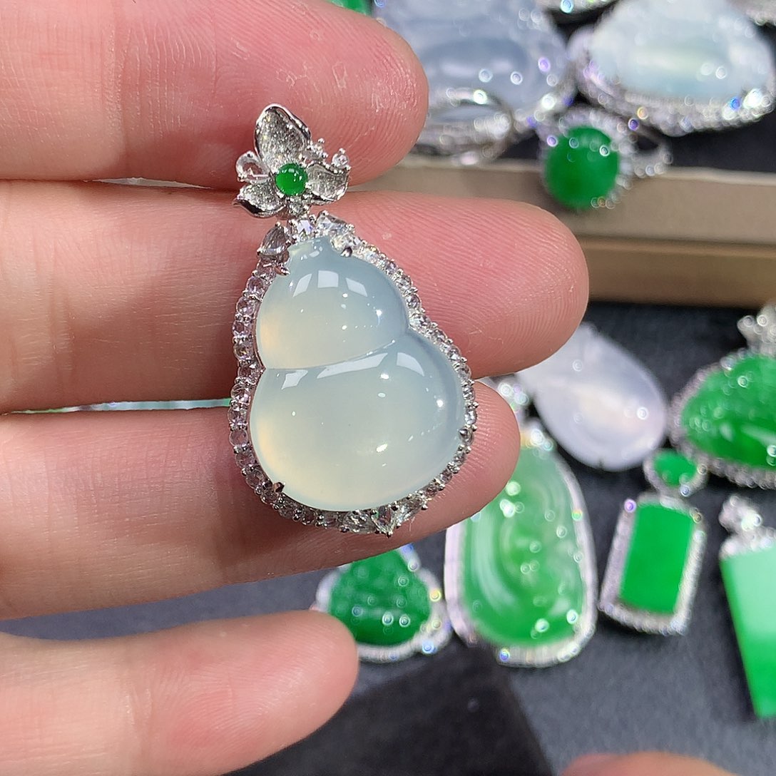 翡翠吊坠(赠链)18K金镶嵌