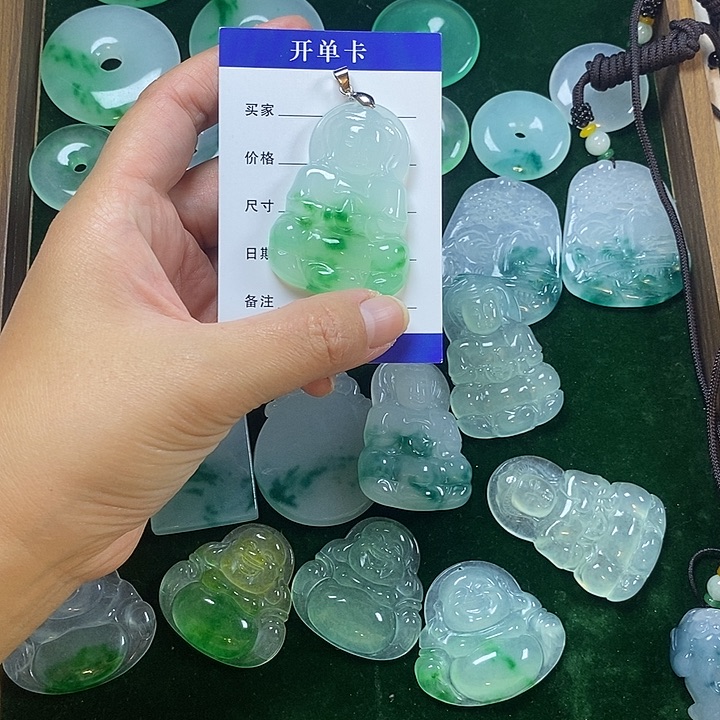 翡翠未镶嵌颈饰观音