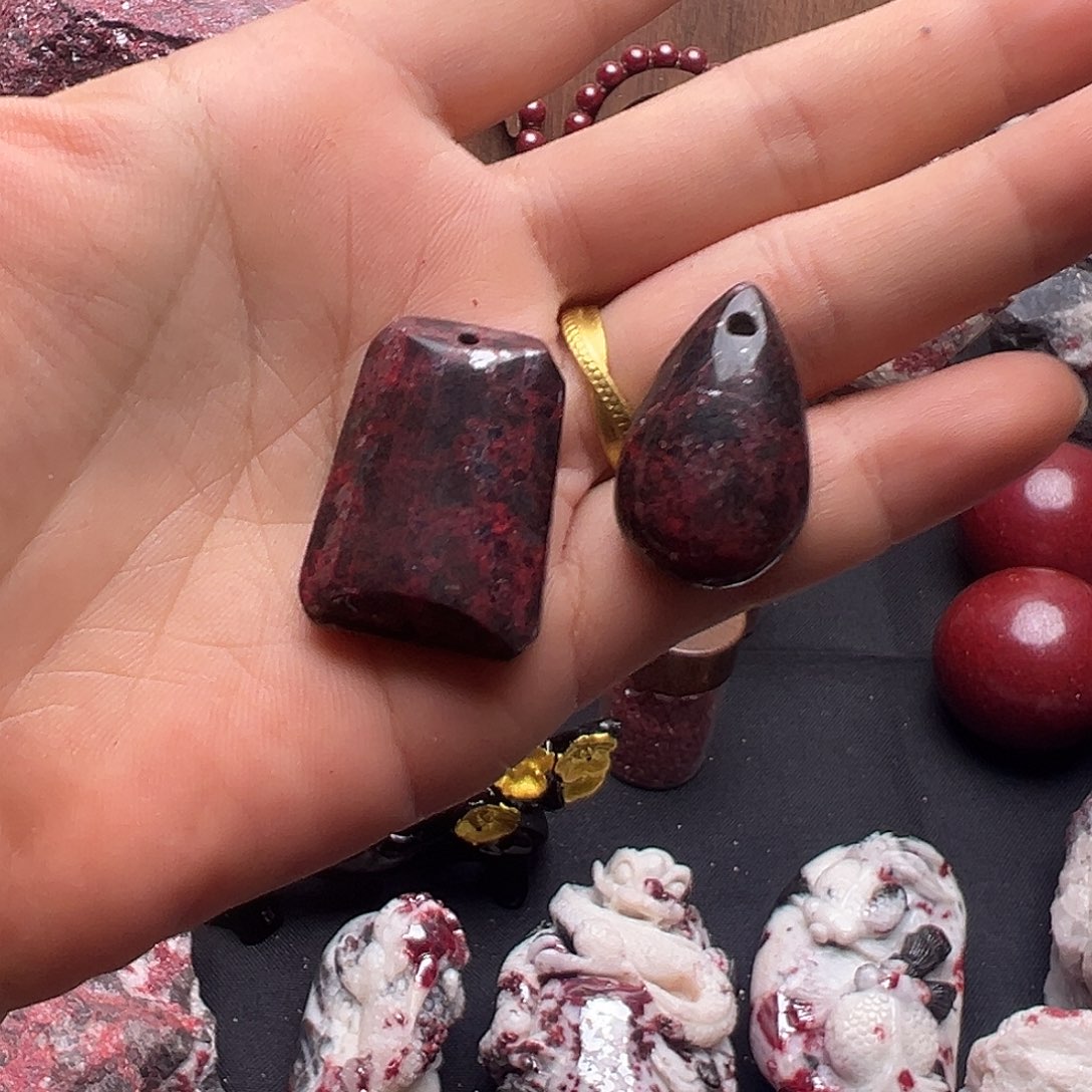 天然辰砂天然朱砂吊坠精品