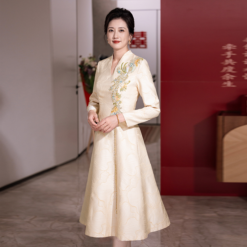 高端婚礼喜妈妈轻奢高级感气质连衣裙小个子修身喜婆婆刺绣婚宴装