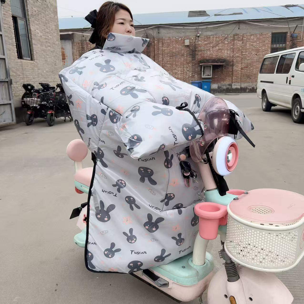 夜间反光加厚加绒防爆雨覆膜护脖护肩电动车挡风被冬季适用