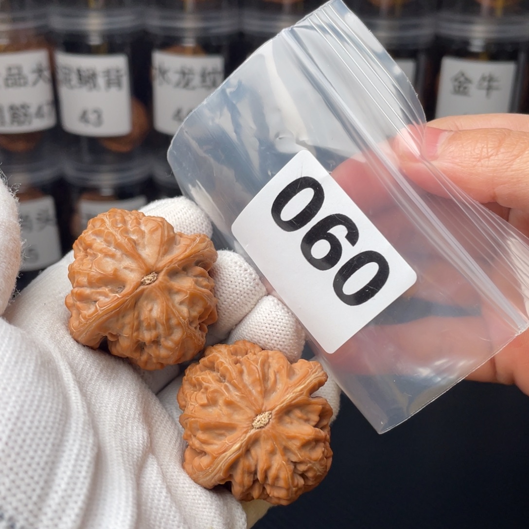 文玩核桃把件41红锦鲤